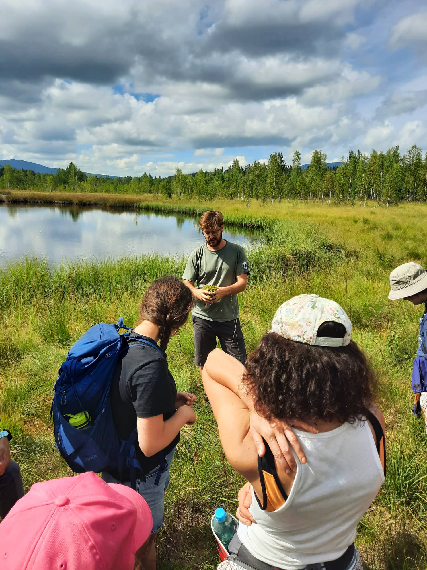 Lankytojų grupė pelkėje. I. Labutytės-Atkočaitienės nuotr.